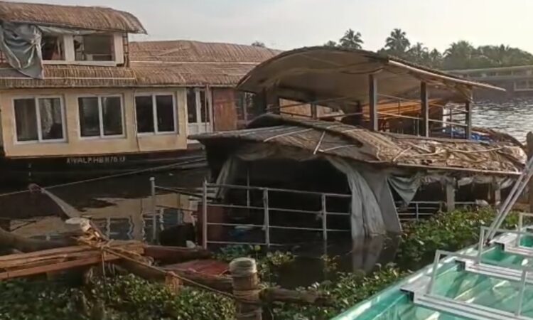 ആലപ്പുഴയില്-ഹൗസ്-ബോട്ട്-മുങ്ങി;-വിനോദ-സഞ്ചാരി-മരിച്ചു