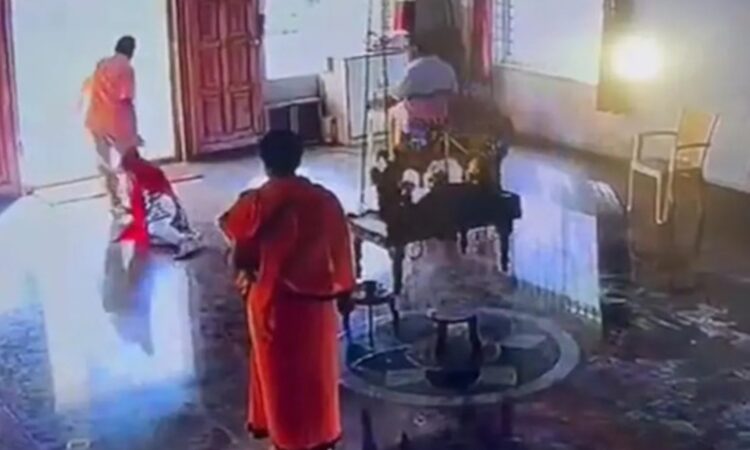 പൂജാരിയെ-തുപ്പിയെന്നാരോപിച്ച്-യുവതിയെ-ക്ഷേത്രത്തില്-നിന്ന്-പുറത്താക്കി;-മുടിക്ക്-പിടിച്ച്-പുറത്തേക്ക്-തള്ളിയതായി-റിപ്പോര്ട്ട്