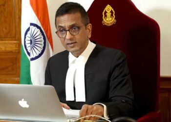 ‘ഇത്-അച്ഛന്റെ-ഓഫീസ്,-ഇതാണ്-ജോലി’:-പെണ്-മക്കളുമായി-ചന്ദ്രചൂഡ്-കോടതിയില്