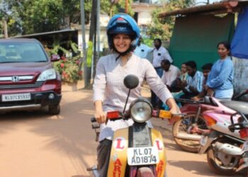 ലെെസൻസായി-;-മഞ്ജുവിന്-ഇനി-ബൈക്ക്-ഓടിക്കാം