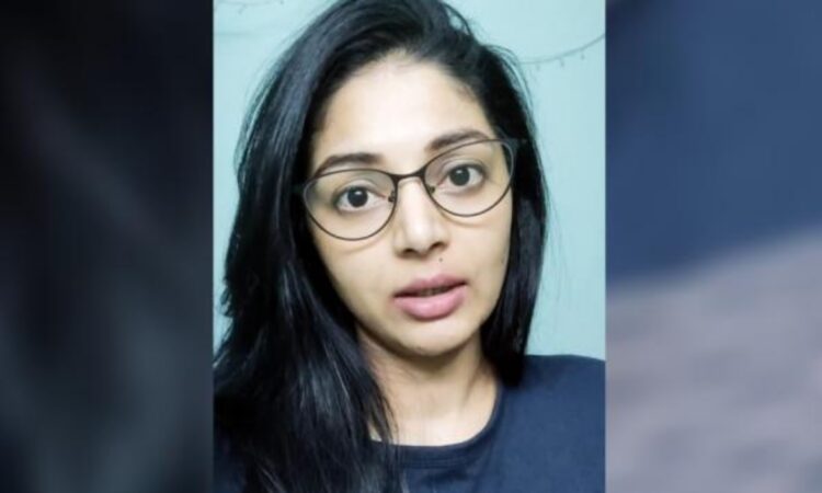 ‘പേരും-തൊപ്പിയും-കാരണം-കർശന-പരിശോധന’;-വിമാനത്താവള-ഉദ്യോഗസ്ഥർക്കെതിരെ-ആരോപണവുമായി-നടി
