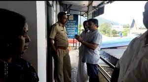 പണം വാങ്ങി തട്ടിപ്പ്, ട്രാവല് ഏജന്സിയിലേക്ക് പെട്രോളുമായെത്തി ഉപഭോക്താക്കള്
