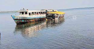 വൈക്കത്ത് ഒരു കുടുംബത്തിലെ 5 പേര് സഞ്ചരിച്ച വള്ളം മുങ്ങി; 2 മരണം