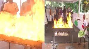 മെഴുകുതിരികള് കത്തിക്കാനുള്ള തിരക്കിനിടെ ഉമ്മന് ചാണ്ടിയുടെ കല്ലറയ്ക്ക് സമീപം അഗ്നിബാധ