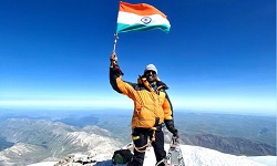 എല്ബ്രസ് പര്വതം കീഴടക്കി അര്ജുന് പാണ്ഡ്യന്