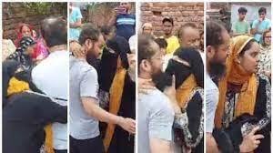 താലാഖ് ചൊല്ലി വീടുവിട്ടിറങ്ങിയ ഭര്ത്താവിനെ ബൈക്കില് നിന്നും പിടിച്ചിറക്കുന്ന ഭാര്യ; വീഡിയോ വൈറല് !
