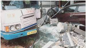 നിര്ത്തിയിട്ട ബസിലേക്ക് പാഞ്ഞുകയറി ട്രക്ക്; 11 മരണം, 12 പേര്ക്ക് പരുക്ക്