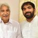 പുതുപ്പള്ളി വീട്ടുമുറ്റത്ത് ഉമ്മൻചാണ്ടിയുടെ ഫ്ലെക്സുമായി ആഹ്ലാദം