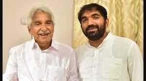പുതുപ്പള്ളി വീട്ടുമുറ്റത്ത് ഉമ്മൻചാണ്ടിയുടെ ഫ്ലെക്സുമായി ആഹ്ലാദം