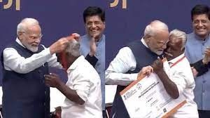 വിശ്വകര്മ പദ്ധതി പ്രഖ്യാപനത്തിനിടെ വികാരനിര്ഭര രംഗങ്ങള്