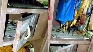 വാതിൽ പൂട്ടി താക്കോൽ ഒളിപ്പിച്ച് വീട്ടുകാർ കല്യാണത്തിന് പോയി; 9 പവനും പണവും കവർന്ന് കള്ളൻ, ആരുമറിഞ്ഞില്ല !