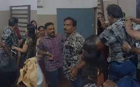 കോഴിക്കോട് സ്കൂളിൽ യോഗത്തിനിടെ അധ്യാപകർ തമ്മിൽത്തല്ലി; അധ്യാപികമാരടക്കം ഏഴ് പേർക്ക് പരിക്ക്