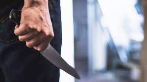 പുസ്തകം വാങ്ങാൻ വന്ന വിദ്യാര്ത്ഥിനിയെ കത്തി കാട്ടി പീഡിപ്പിക്കാന് ശ്രമം; ഒടുവില് അധ്യാപകന് ഗുരുതരാവസ്ഥയിൽ
