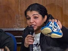 കടുത്ത തീരുമാനവുമായി ഗുസ്തി താരം സാക്ഷി മാലിക്, പൊട്ടിക്കരഞ്ഞ് വിരമിക്കൽ പ്രഖ്യാപനം