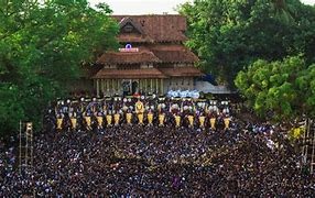 തൃശൂർ പൂരത്തിന് വടക്കുന്നാഥക്ഷേത്രത്തിൽ ചെരുപ്പ് വിലക്കി ഹൈക്കോടതി
