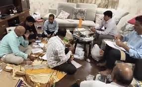 60 ആഡംബര വാച്ചുകൾ, 40 ലക്ഷം രൂപ, 100ലധികം ഐ ഫോണുകൾ! അനധികൃത സ്വത്ത്, ഉദ്യോഗസ്ഥന്റെ വീട്ടില് വന് റെയ്ഡ്