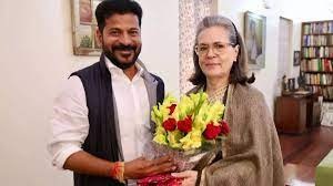 സോണിയ ഗാന്ധിയോട് തെലങ്കാനയിൽ മത്സരിക്കണമെന്ന് രേവന്ത് റെഡ്ഡി; ശരിയായ സമയത്ത് തീരുമാനമറിയിക്കാമെന്ന് മറുപടി