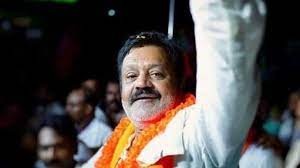 തൃശ്ശൂരിൽ താമരയുടെ ചെറിയ ഭാഗം മതിലിൽ വരച്ച് സുരഷ് ഗോപി, ചോദിച്ചവർക്ക് മറുപടി, പേര് എഴുതാൻ സമയമായിട്ടില്ല!