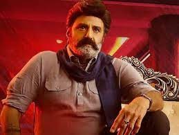 ഫാനിന്റെ കാറ്റടിച്ചപ്പോള് വിഗ്ഗ് പറന്നു; ചിരിച്ചയാളോട് കൊലവെറിയില് തല്ലാന് കയറി ബാലയ്യ