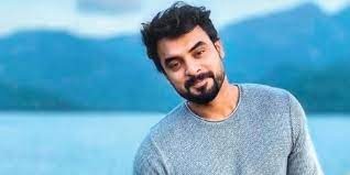 ‘എന്റെ ഫോട്ടോയോ എന്നോടൊപ്പമുള്ള ഫോട്ടോയോ പ്രചാരണത്തിന് ഉപയോഗിക്കുന്നത് നിയമവിരുദ്ധം’: ടൊവിനോ തോമസ്