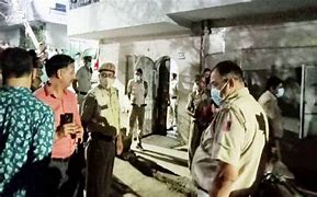 രണ്ട് പെണ്മക്കള് വീടിനുള്ളില് മരിച്ച നിലയിൽ, അച്ഛൻ ട്രെയിനിടിച്ചും മരിച്ചു