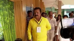 ‘വിരൽതുമ്പിലൂടെ തൊട്ടുണർത്തി തൃശൂരും അതുവഴി കേരളത്തിലും താമര വിരിയും’; സ്വന്തം പേരിൽ വോട്ട് ചെയ്ത് സുരേഷ്