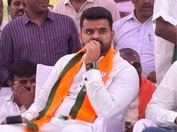 ജെഡിഎസ് സ്ഥാനാർത്ഥിയും ദേവഗൗഡയുടെ കൊച്ചുമകനുമായ പ്രജ്വലും അച്ഛൻ രേവണ്ണയും പല തവണ പീഡിപ്പിച്ചു; പരാതിയുമായി യുവതി