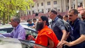 സുപ്രീംകോടതിയിൽ നേരിട്ട് ഹാജരായി മാപ്പ് ചോദിച്ച് ബാബ രാംദേവ്