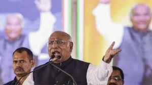 സിഎഎ പരാമർശിക്കാതെ ഖർഗെ, വേദി വിട്ടിറങ്ങാൻ നേരം ഹസൻ ചെവിയിൽ പറഞ്ഞതെന്ത്? വീണ്ടുമെത്തി പ്രസംഗം, സിഎഎ റദ്ദാക്കും