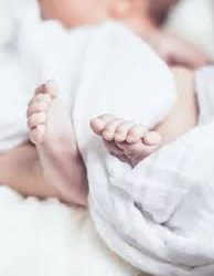 ‘റോഡിലേക്ക് നവജാതശിശു വീഴുന്ന ദൃശ്യങ്ങള്‍ മനസുലയ്ക്കുന്നത്’; കുറ്റവാളിക്കെതിരെ കര്‍ശന നടപടിയെന്ന് മന്ത്രി