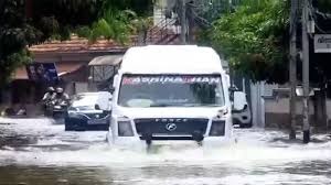 മഴക്കെടുതിയിൽ 5 മരണം; കോട്ടയത്ത് ഉരുൾപൊട്ടി, കൊച്ചി നഗരം മുങ്ങി, അതിശക്തമായ മഴ തുടരുമെന്ന് മുന്നറിയിപ്പ്
