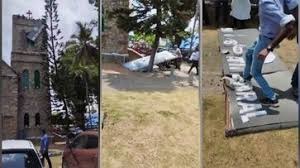 ‘കത്തീഡ്രൽ’ ബോർഡ് വലിച്ച് താഴെയിട്ട് ഒരു വിഭാഗം വിശ്വാസികള്; എൽഎംഎസ് പള്ളിയെന്ന പുതിയ ബോർഡും സ്ഥാപിച്ചു