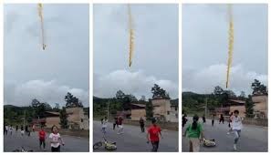 ആകാശത്ത് നിന്നും മഞ്ഞ നിറത്തിലുള്ള ‘പുകചുരുൾ’ ഭൂമിയിലേക്ക്, ഭയന്ന് നാട്ടുകാർ; വൈറൽ വീഡിയോ കാണാം