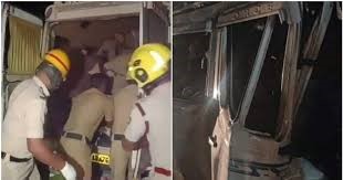 നിർത്തിയിട്ട ട്രക്കിലേക്ക് മിനി ബസ് ഇടിച്ച് കയറി; രണ്ട് കുട്ടികളടക്കം 13 പേർക്ക് ദാരുണാന്ത്യം