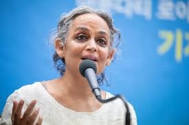 യുഎപിഎ കേസിൽ അരുന്ധതി റോയിയെ വിചാരണ ചെയ്യാൻ ദില്ലി ലഫ്. ഗവർണറുടെ അനുമതി