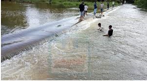 ഒഴുക്കിൽപെട്ട് ഒരു കുടുംബത്തിലെ 5 പേർ മരിച്ചു; ദുരന്തം വെള്ളച്ചാട്ടത്തിൽ കുളിക്കുമ്പോൾ; സംഭവം മഹാരാഷ്ട്രയില്