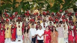 വിവാഹ ചടങ്ങ് മാത്രമല്ല, 50 നവദമ്പതികള്ക്ക് മുകേഷ് അംബാനിയുടെ വിവാഹ സമ്മാനം ഇതാണ്