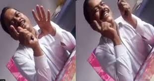 ‘ഒപ്പിടാൻ സമ്മതിക്കാം, കവിളത്ത് ഉമ്മ തരണം’; അധ്യാപകൻ അധ്യാപികയോട്, വീഡിയോ വൈറൽ, സംഭവം യുപിയിൽ