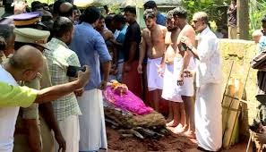 ഓര്മയുടെ ആഴങ്ങളിൽ ഇനി അര്ജുൻ; പ്രിയപ്പെട്ടവന് നാടിന്റെ യാത്രാമൊഴി, വൻ ജനാവലിയുടെ സാന്നിധ്യത്തിൽ സംസ്കാരം