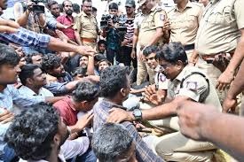 സാംസങ് ഫാക്ടറിക്ക് മുന്നിൽ തൊഴിലാളി സമരം; ഇരുന്നൂറോളം പേരെ പൊലീസ് അറസ്റ്റ് ചെയ്തു