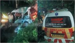 എറണാകുളത്ത് ദാരുണാപകടം, രോഗിയുമായി പോയ ആംബുലൻസ് താഴ്ചയിലേക്ക് മറിഞ്ഞു, ഒരാൾ മരിച്ചു; 4 പേർക്ക് പരിക്ക്