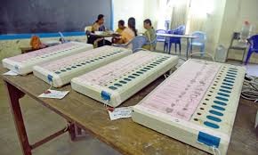 പാലക്കാട് വിധിയെഴുതുന്നു; ആദ്യ മണിക്കൂറുകളിൽ മികച്ച പോളിങ്, ബൂത്തുകളിൽ വോട്ടര്മാരുടെ നീണ്ട നിര