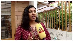 ബിയര്കുപ്പി വിവാദം: ‘ചൂടുവെള്ളം വിതരണം ചെയ്ത കുപ്പിയാണ് ദൃശ്യങ്ങളില്, പ്രചരിപ്പിച്ചത് അസംബന്ധം’: ചിന്ത ജെറോം