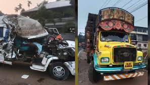 എറണാകുളത്ത് തടി ലോറിയും ട്രാവലറും കൂട്ടിയിടിച്ച് അപകടം; ട്രാവലര് ഡ്രൈവര് മരിച്ചു, സ്ത്രീക്ക് ഗുരുതര പരിക്ക്