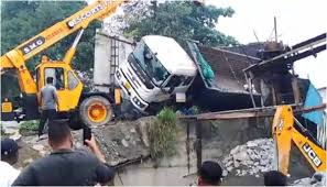 ലോഡ് കയറ്റുന്നതിനിടെ ടോറസ് ലോറി ചരിഞ്ഞു; വാഹനത്തിനടിയിൽപെട്ട് ഡ്രൈവർക്ക് ദാരുണാന്ത്യം