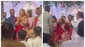 വരൻ വിവാഹ വേദിയിലേക്കെത്തിയത് പൂസായി, സദസിന് നേരെ കൈ കൂപ്പി, വിവാഹം ഒഴിയുന്നതായി വധുവിന്റെ അമ്മ; വീഡിയോ വൈറൽ