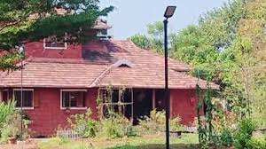 വീട്ടുകാർ കണ്ണൂരിൽ, മുൻവാതിലിലൂടെ അകത്ത് കടന്നു മോഷ്ടിച്ചത് 40 പവനും 4 കിലോ വെള്ളിയും, ജോലിക്കാരൻ ഒളിവിൽ