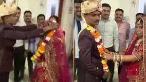 ഭക്ഷണം തികഞ്ഞില്ലെന്ന് പറഞ്ഞ് വരന്റെ വീട്ടുകാർ ചടങ്ങ് മുടക്കി; പൊലീസ് സ്റ്റേഷനിൽ വച്ച് മാലയിട്ട് വധുവും വരനും