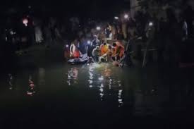 നാലംഗ കുടുംബം സഞ്ചരിച്ച കാർ കുളത്തിലേക്ക് മറിഞ്ഞു; 19കാരന് ദാരുണാന്ത്യം, അപകടം കോട്ടയം പള്ളിക്കത്തോടിൽ