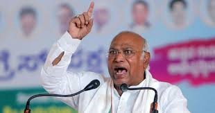 ‘ഭരണഘടനയിൽ തൊട്ടാൽ പല്ലും നഖവും ഉപയോഗിച്ച് ചെറുക്കും, മതേതരത്വവും സോഷ്യലിസവും ആർഎസ്എസിന് ദഹിക്കില്ല’; മല്ലികാർജ്ജുൻ ഖർഗെ